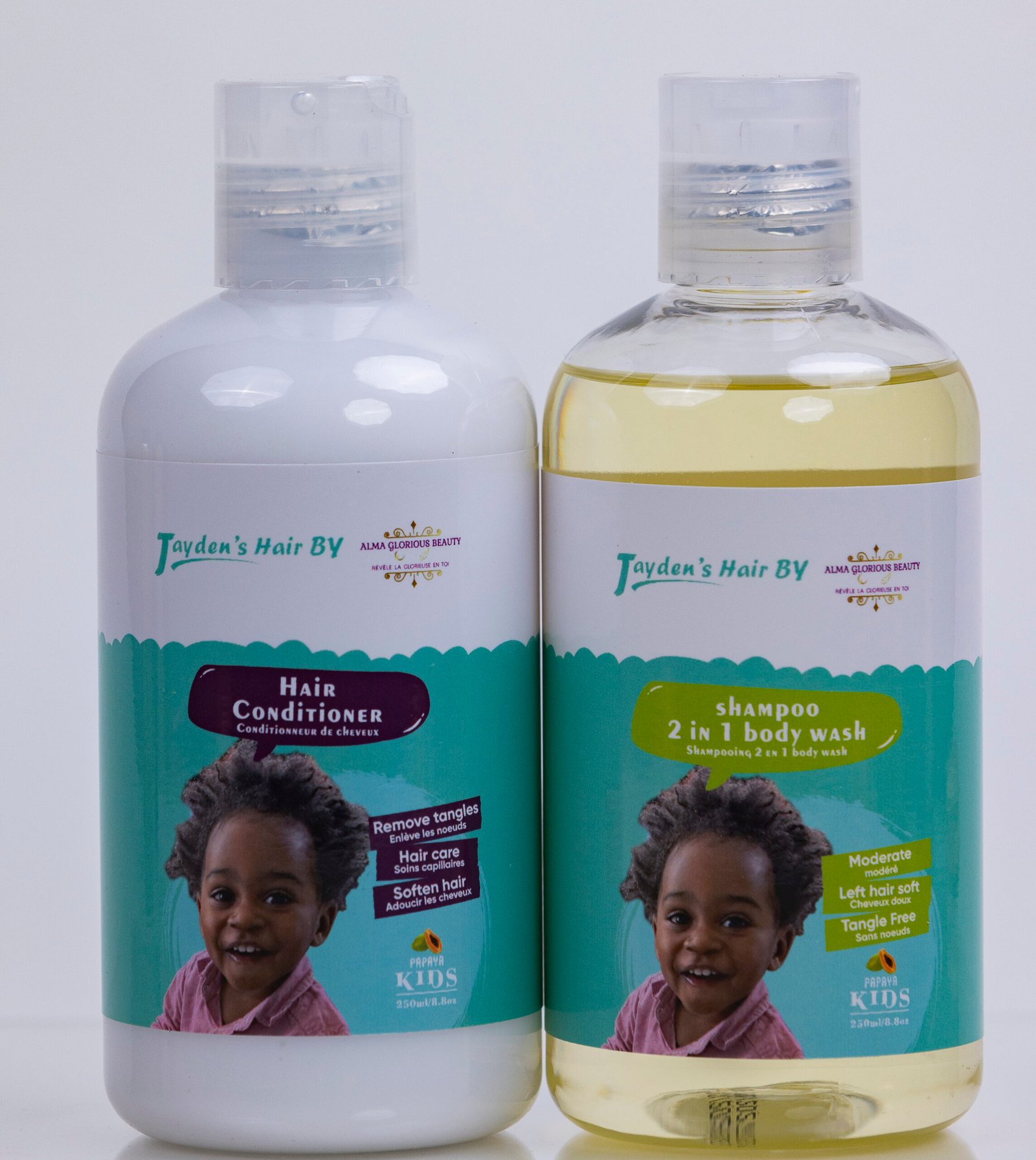 Découvrez le Shampoing et Nettoyant pour le Corps 2-en-1 Jayden's Hair, une solution douce et efficace pour les cheveux et la peau délicats de votre enfant. Formulé sans parabène, sans phénoxyéthanol et sans colorant, il est enrichi en ingrédients naturels tels que la protéine d'amande douce, l'extrait de fleur de souci et la camomille, offrant un nettoyage en douceur tout en préservant l'équilibre hydrique naturel de la peau.