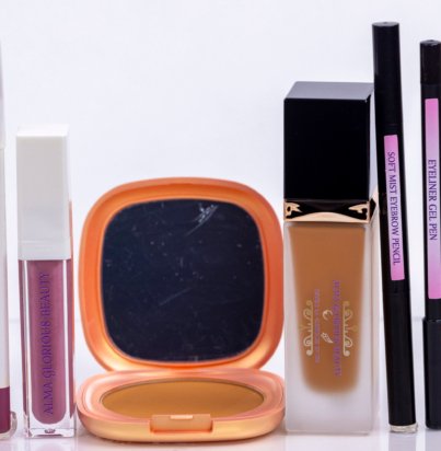 LIQUID FOUNDATION L8 ET POWDER FOUNDATION ET MATTE LIP ET EYELINER ET EYEBROW